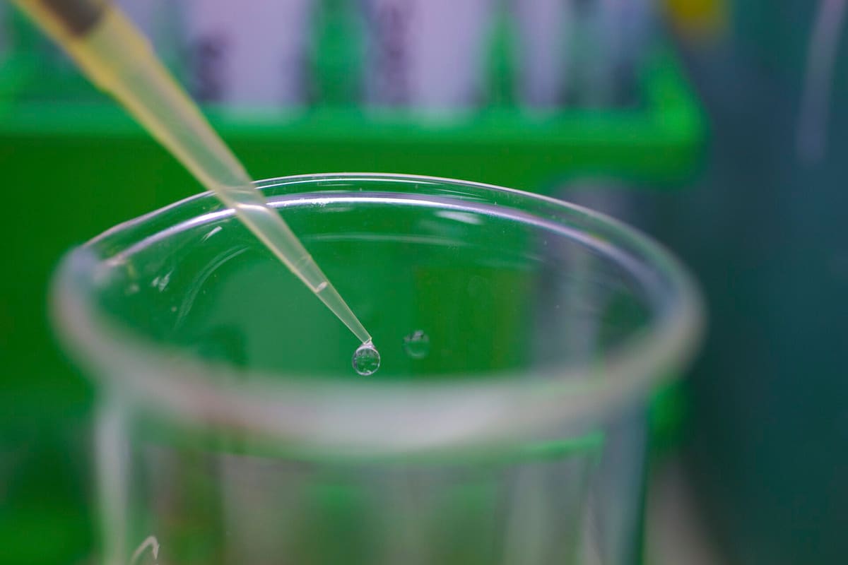 Tropfen an der Spitze einer Laborpipette