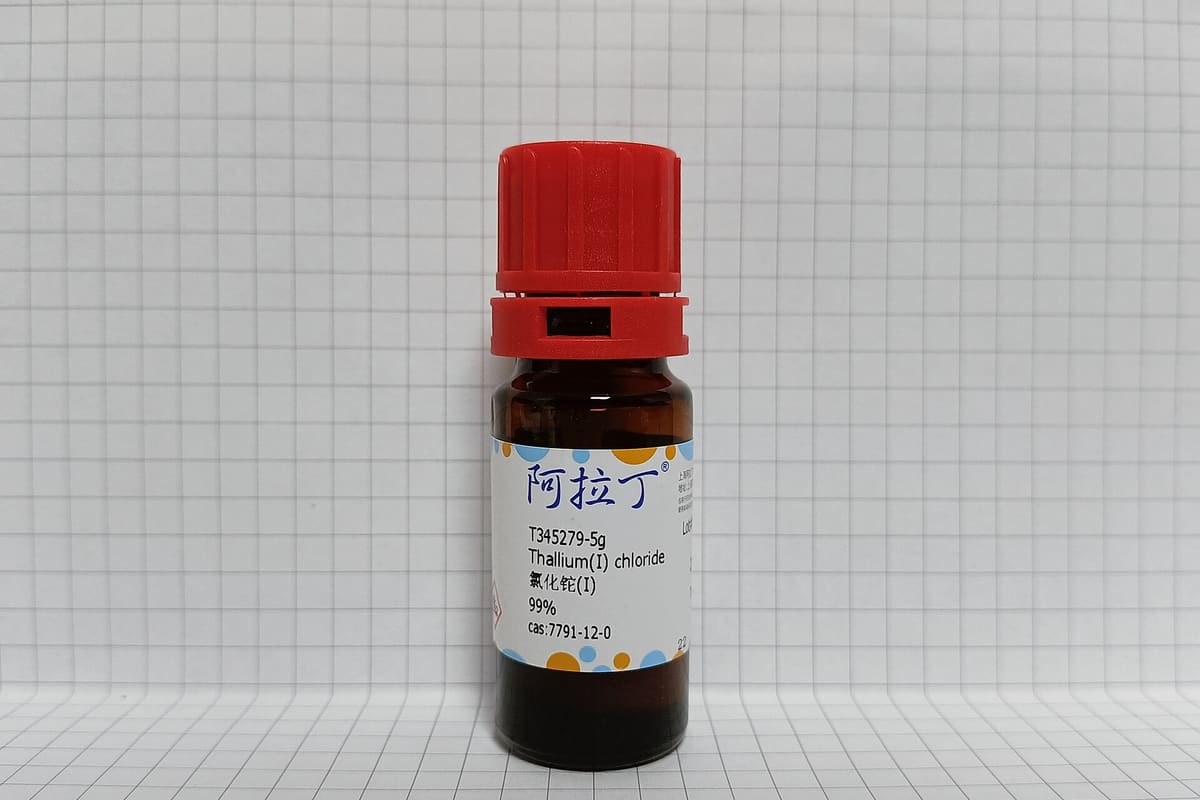 Braunglasflasche mit rotem Schraubverschluss und Chargenetikett auf weißer Fläche