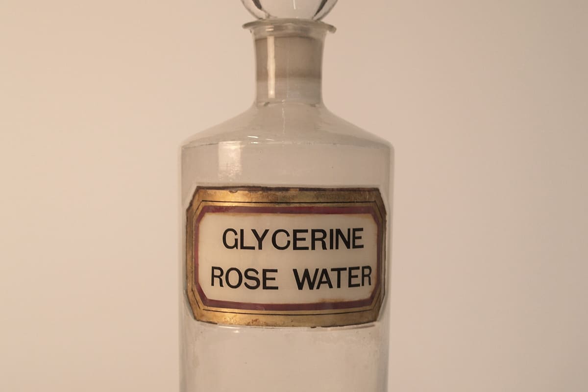 Historische Apothekenflasche im Regal