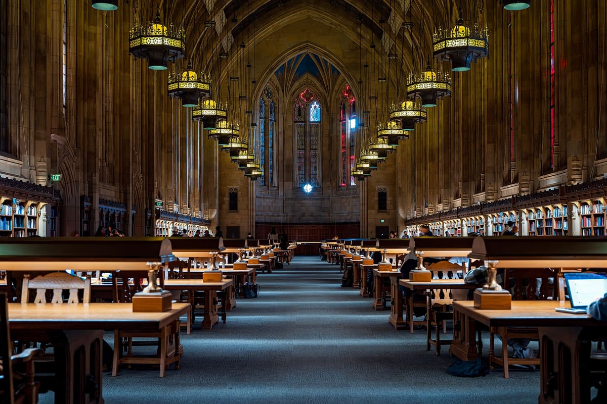 Lesesaal einer wissenschaftlichen Bibliothek