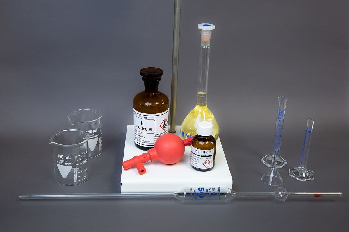 Aufbau für eine Titration: Vorratsflaschen, Bürette, Pipetten und Peleusball