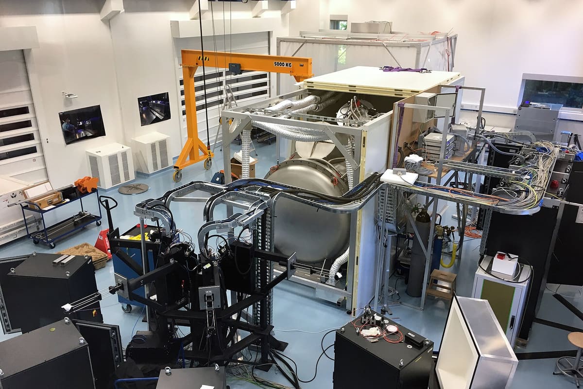 Messraum mit Geräteschränken, Leitungsführungen und Bedienplätzen