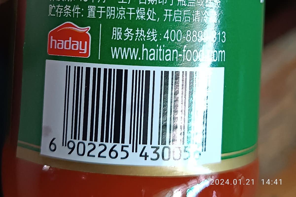 Flasche mit aufgedrucktem Etikett und Chargenkennzeichnung