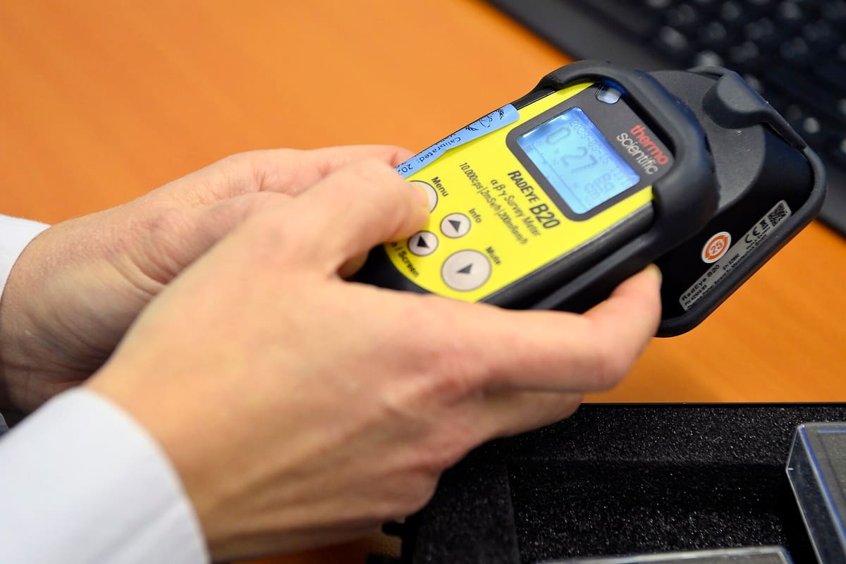 Handmessgerät mit digitaler Anzeige in behandschuhter Hand