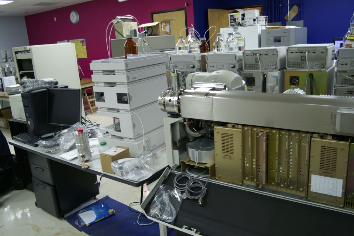 Triple-Quadrupol-Massenspektrometer neben einer Flüssigchromatographie-Anlage