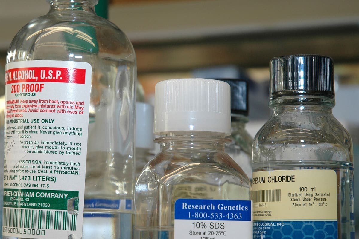 Flaschen mit Chemikalien in einem Labor