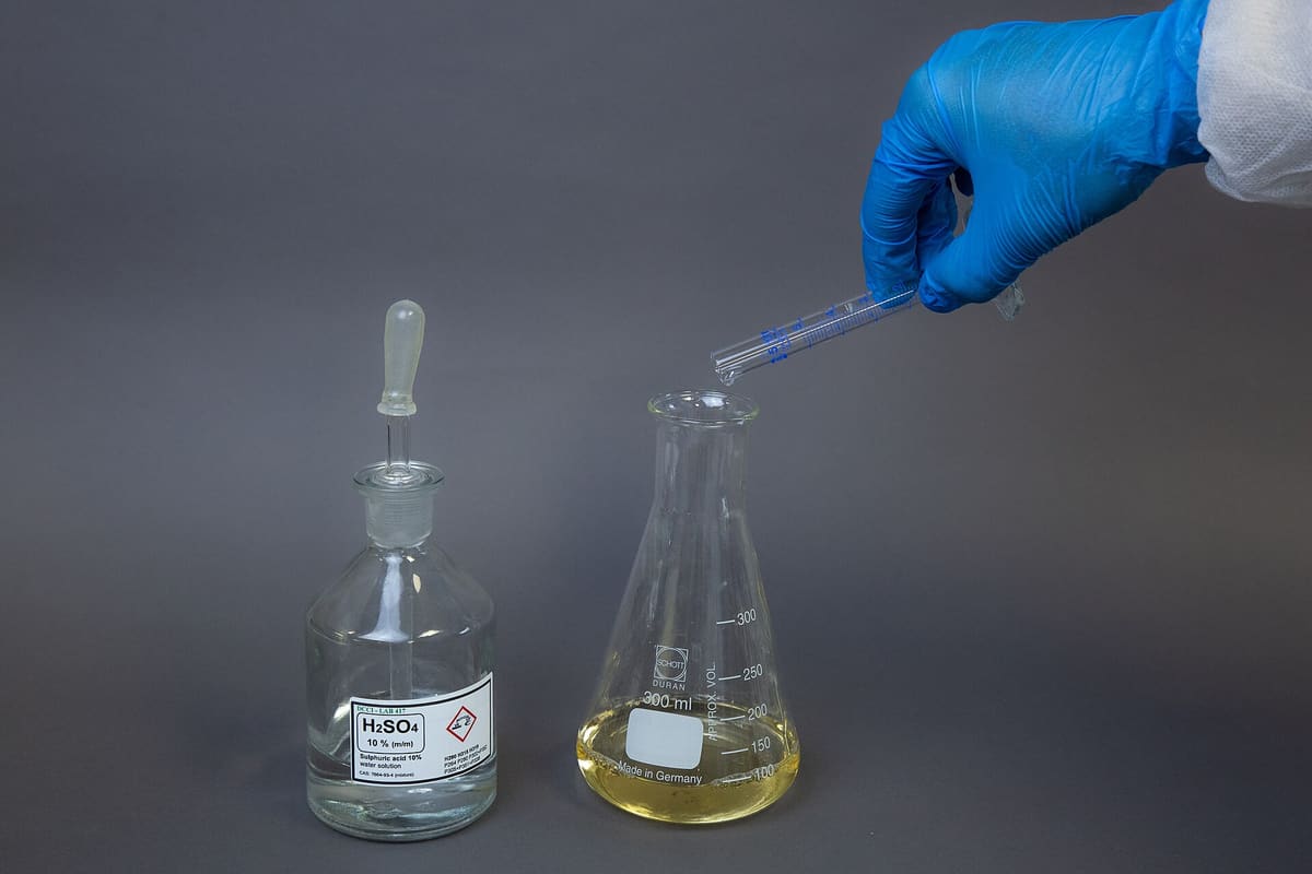 Tropfenweise Zugabe aus einer Pasteurpipette in einen Erlenmeyerkolben