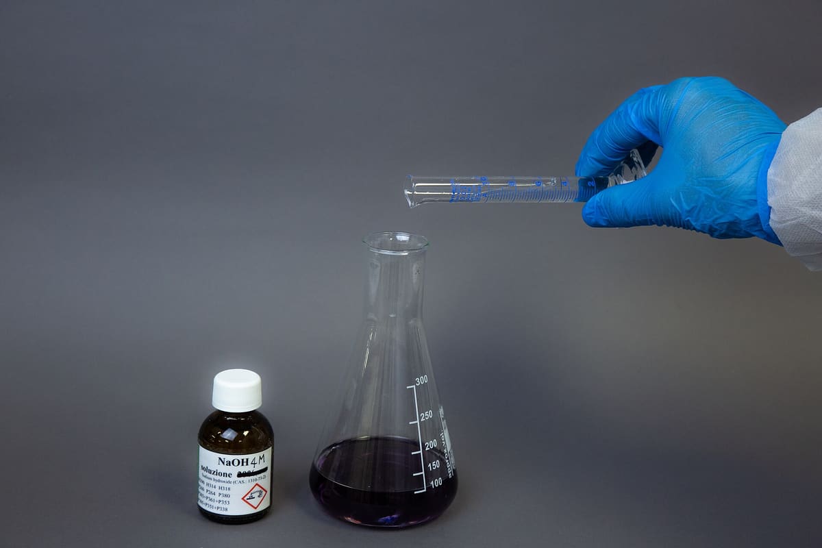 Kolben mit tief violetter Lösung nach erreichtem Umschlagpunkt einer Titration