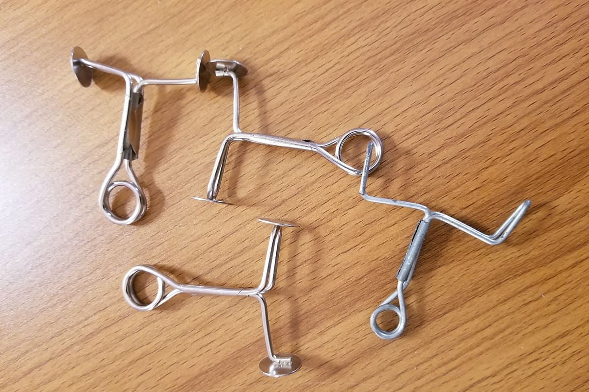 Laborklemmen und Stativhalter aus Metall auf einer Holzfläche