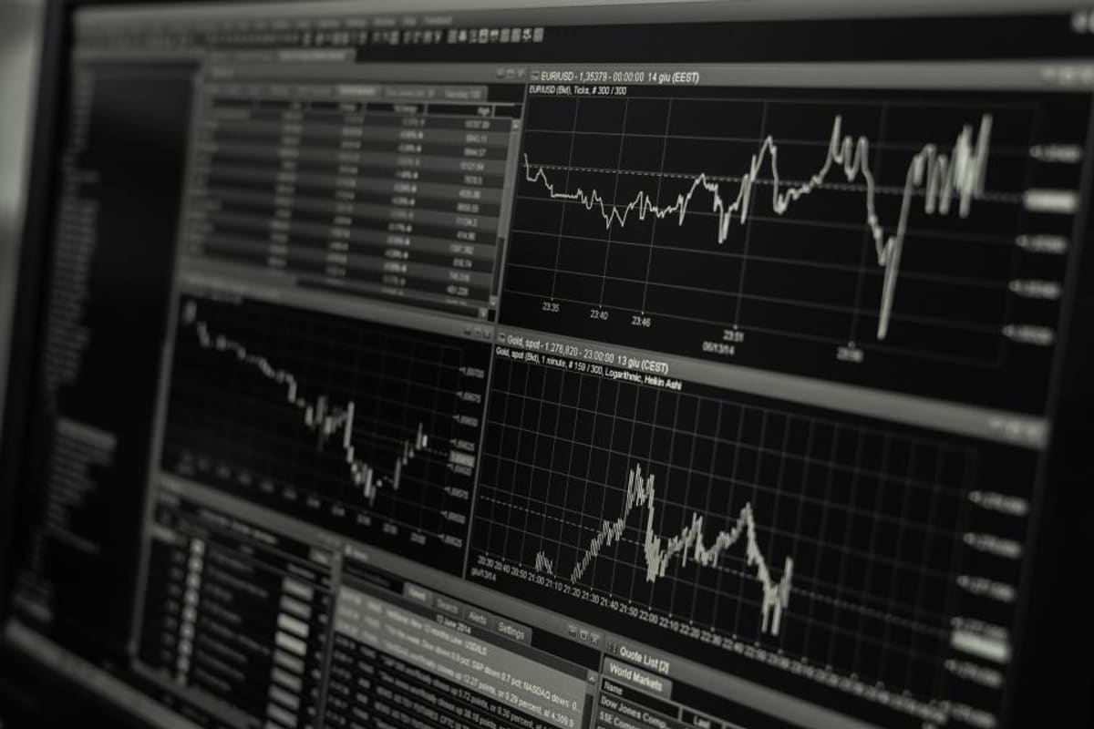 Zwei Monitore mit Messkurven und Datenreihen in einem abgedunkelten Raum