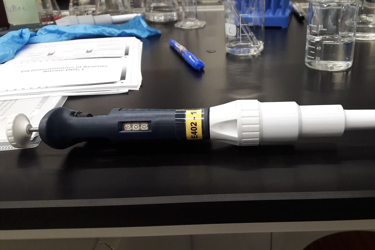 Nahaufnahme einer elektronischen Kolbenhubpipette mit aufgesteckter Spitze