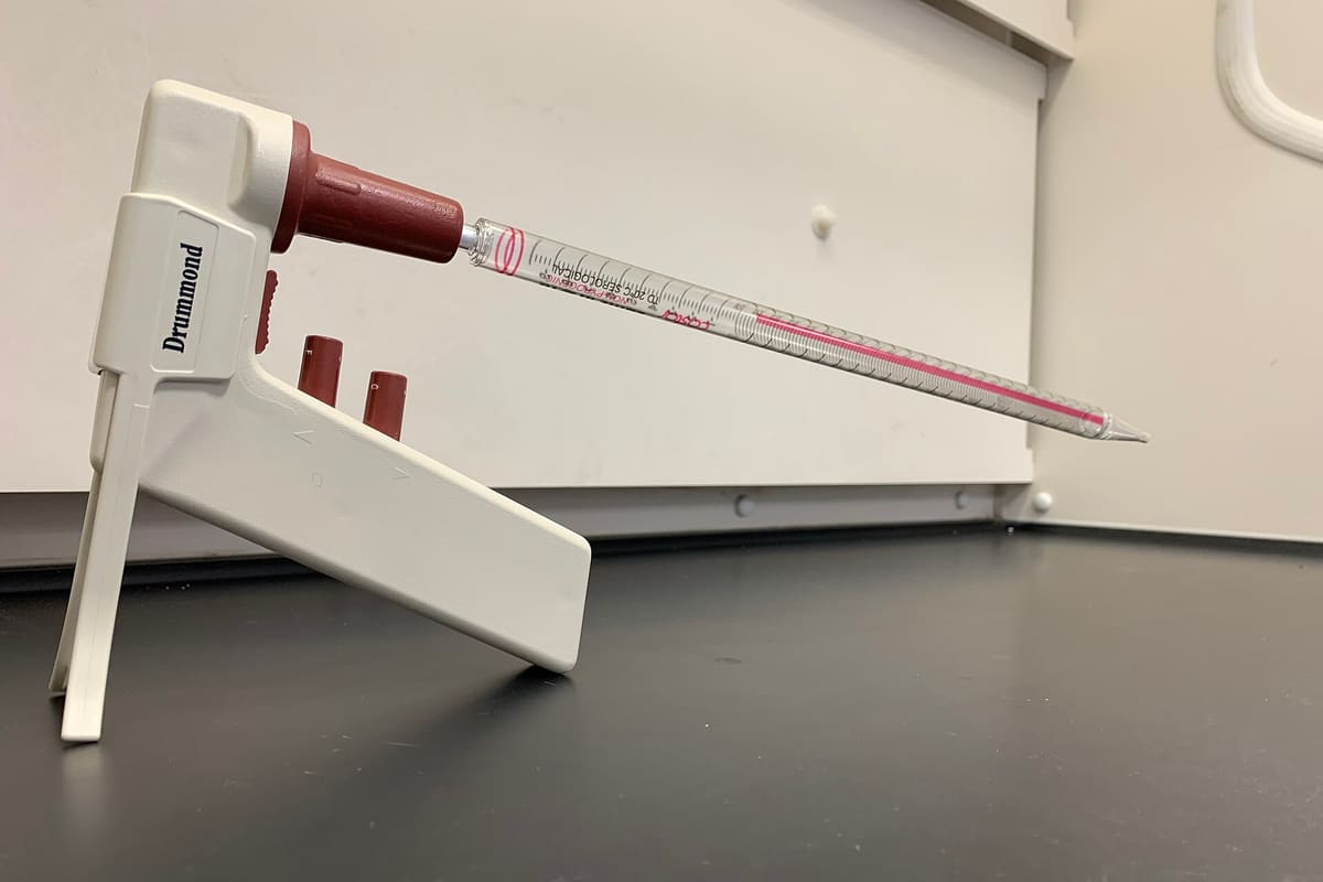 Pipettierhilfe mit eingespannter Messpipette in einer Halterung