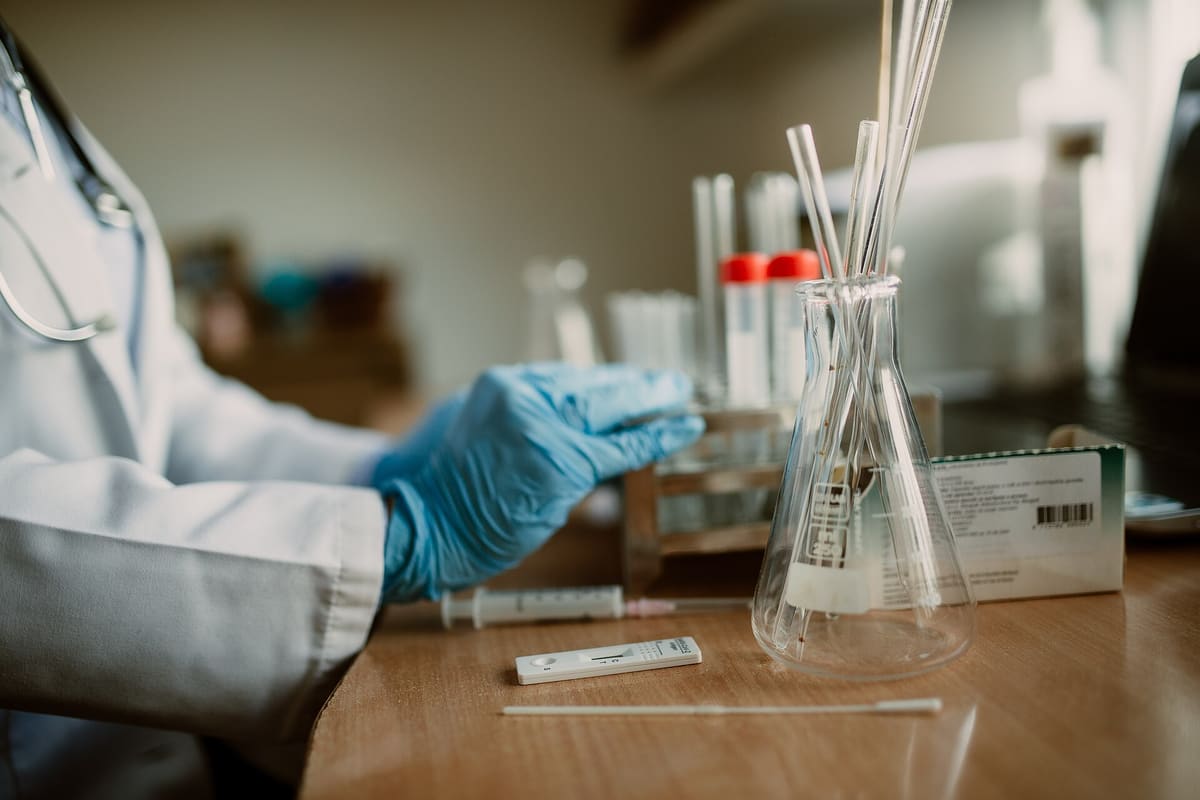 Wissenschaftlerin bereitet Proben mit Laborgeräten vor