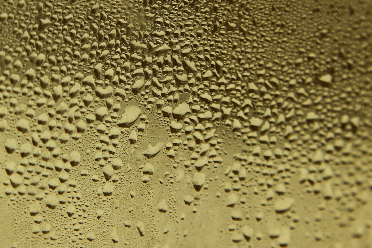 Wassertropfen und Kondensation auf einer Glasoberfläche