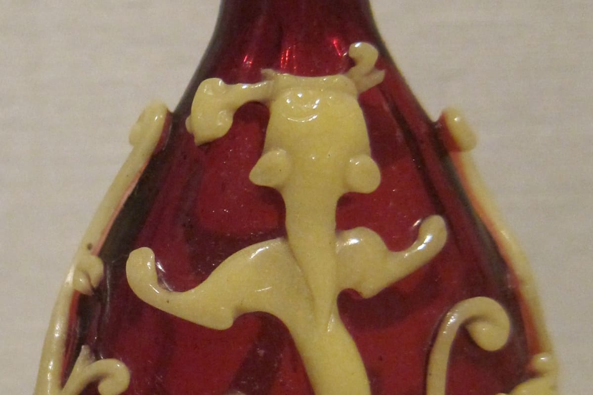 Bernsteinfarbene Glasflasche mit Stopfen