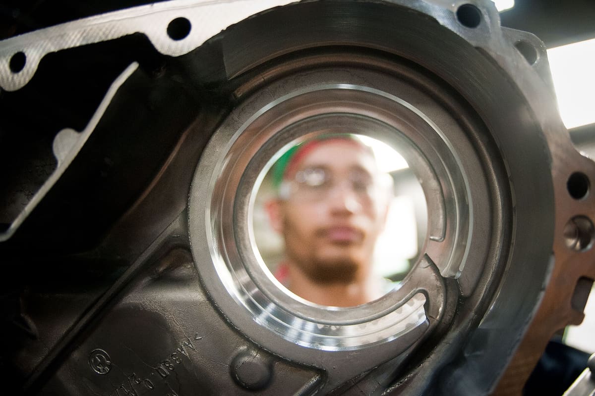 Nahaufnahme einer Sichtprüföffnung mit gespiegeltem Prüfer