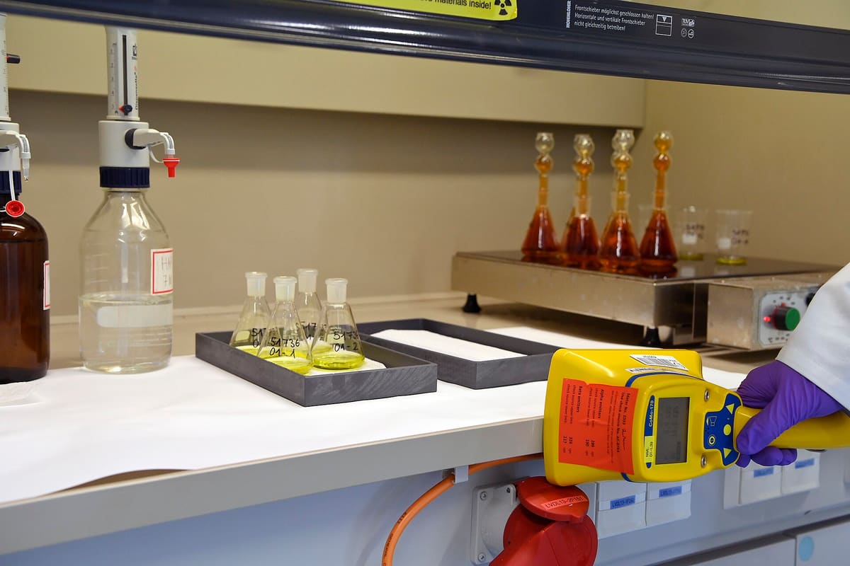 Laborbank mit Vorratsflasche, Probengefäßen und einem Handmessgerät