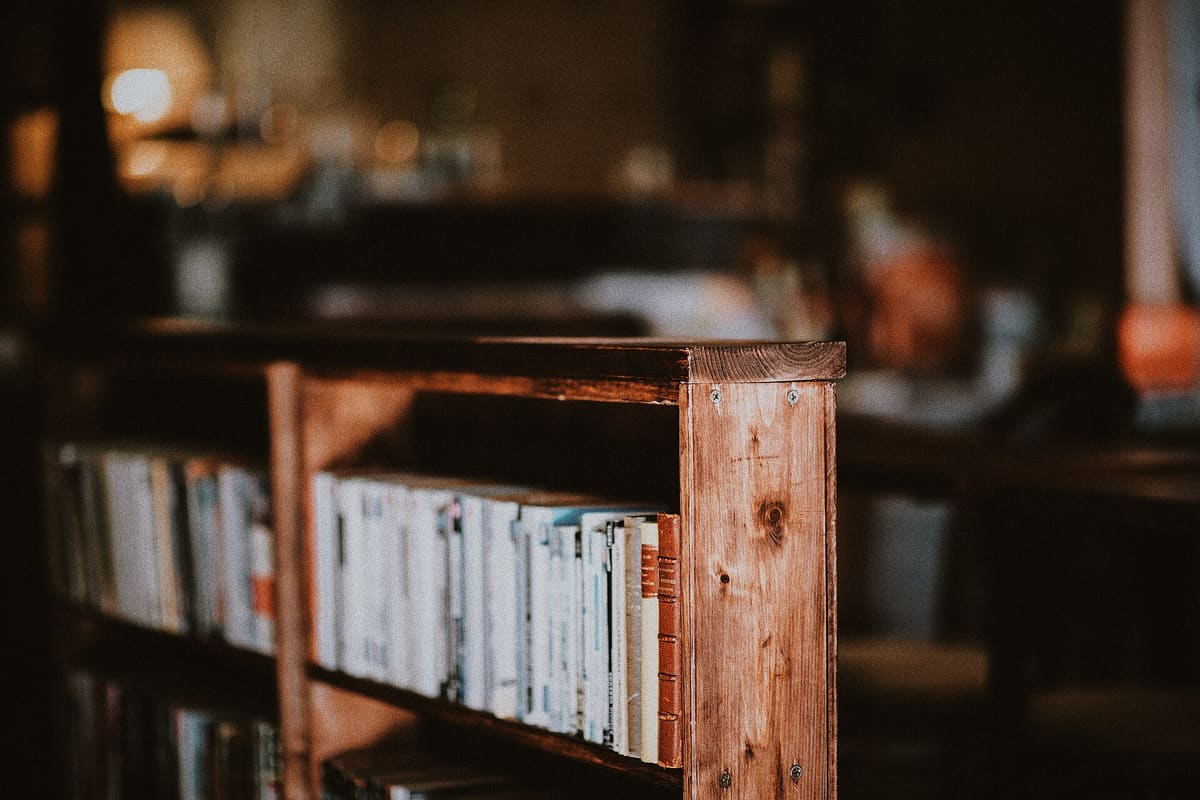 Alte Bücher in einem Regal