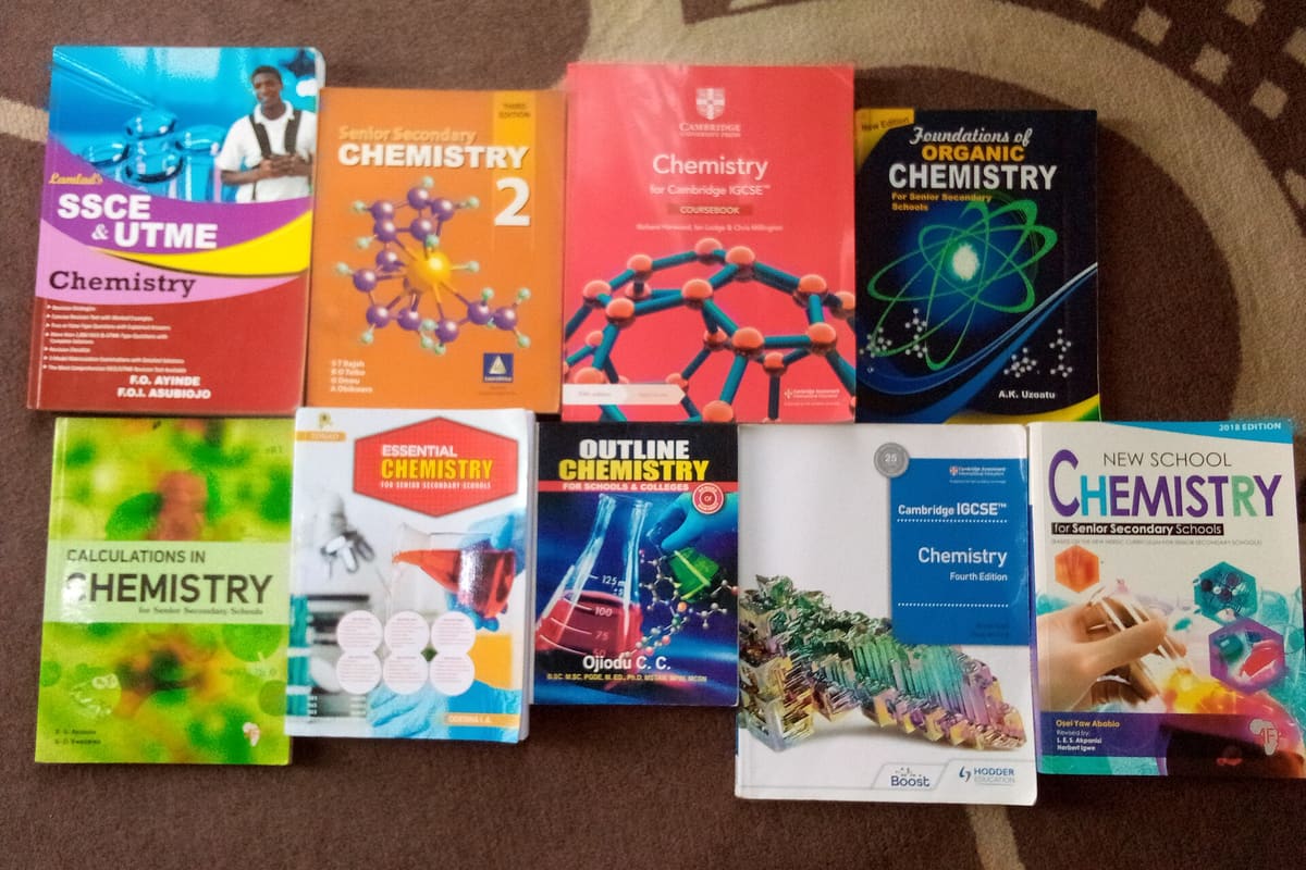 Verschiedene Chemie-Lehrbücher nebeneinander