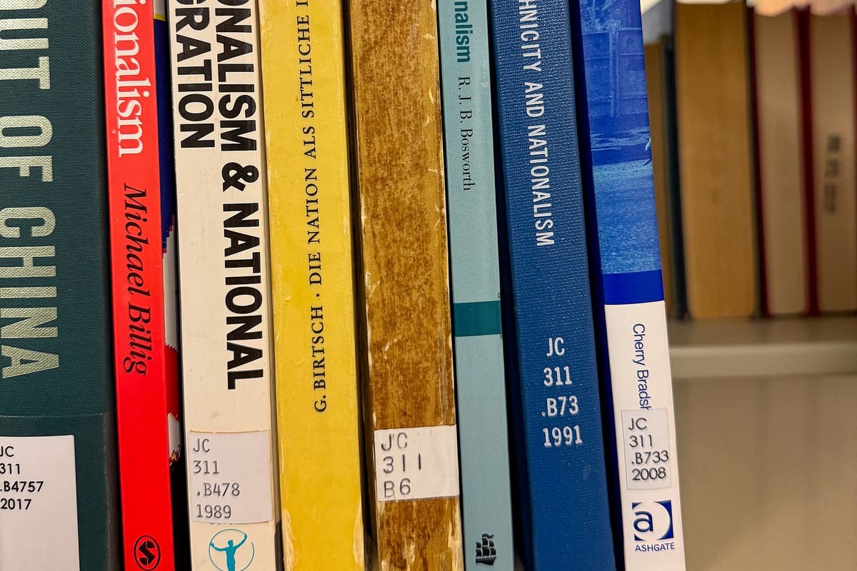 Bücherregal in einer wissenschaftlichen Bibliothek