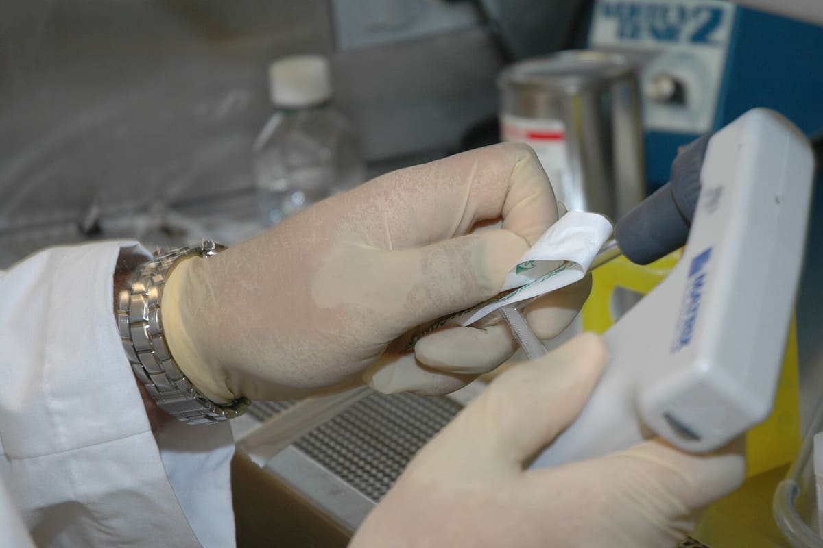 Pipettieren einer Flüssigkeit im Labor