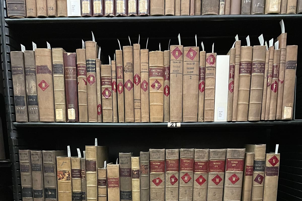 Regal mit Rechtsliteratur in einer Bibliothek