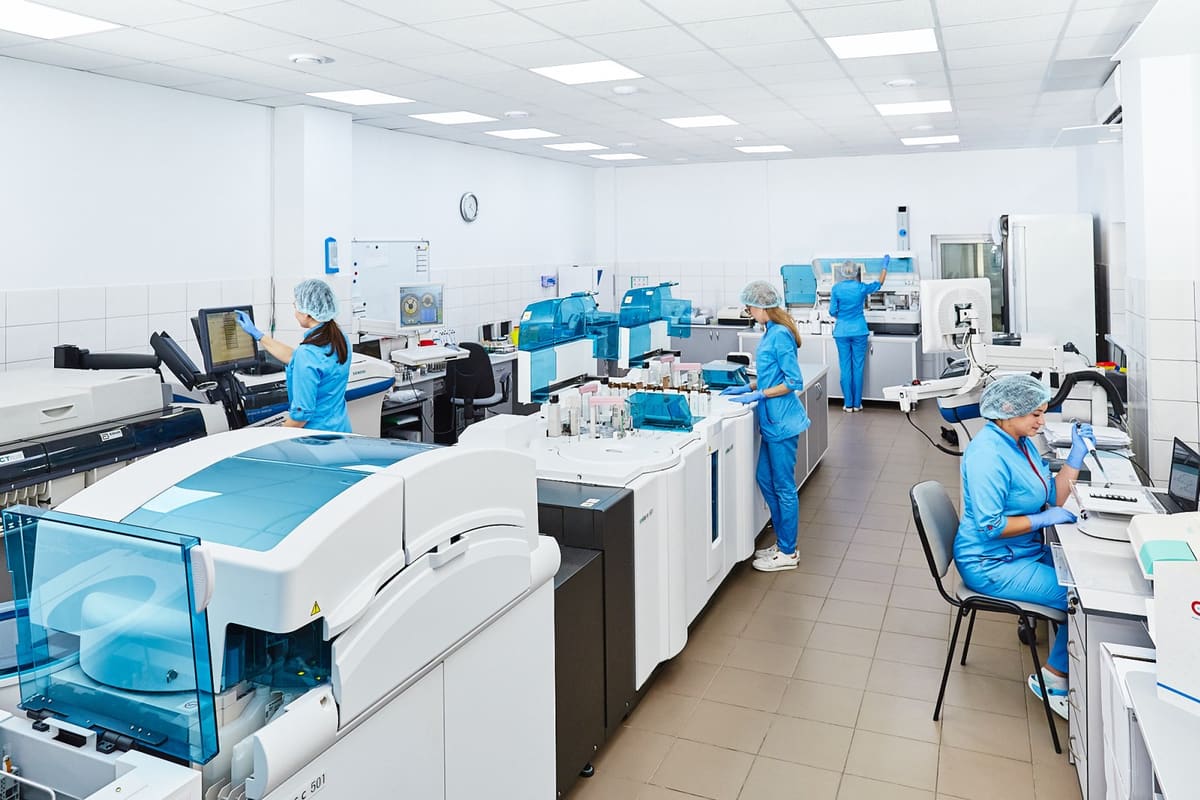 Gruppe von Wissenschaftlern bei der Laborarbeit