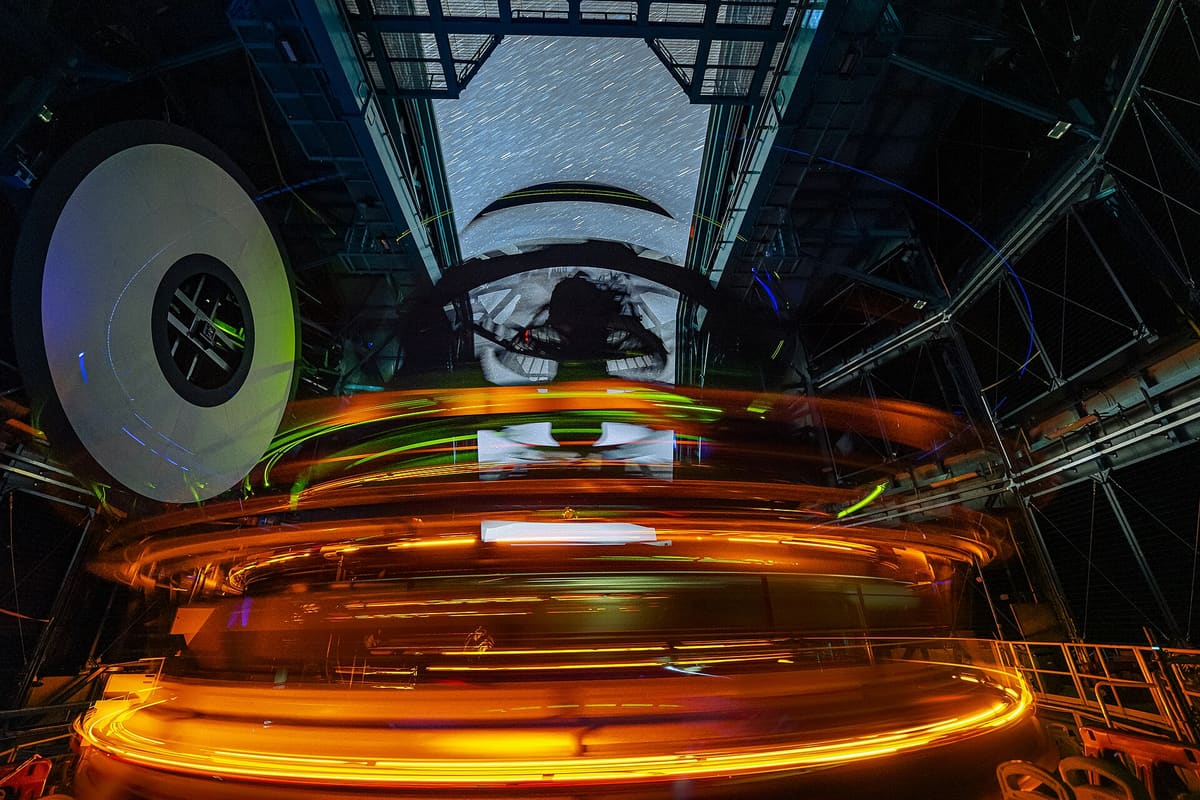 Glühender Heizwendel einer Anlage in abgedunkelter Umgebung