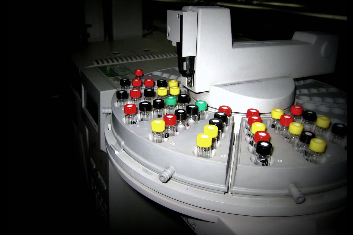 Autosampler-Karussell mit farbig verschlossenen Probenfläschchen