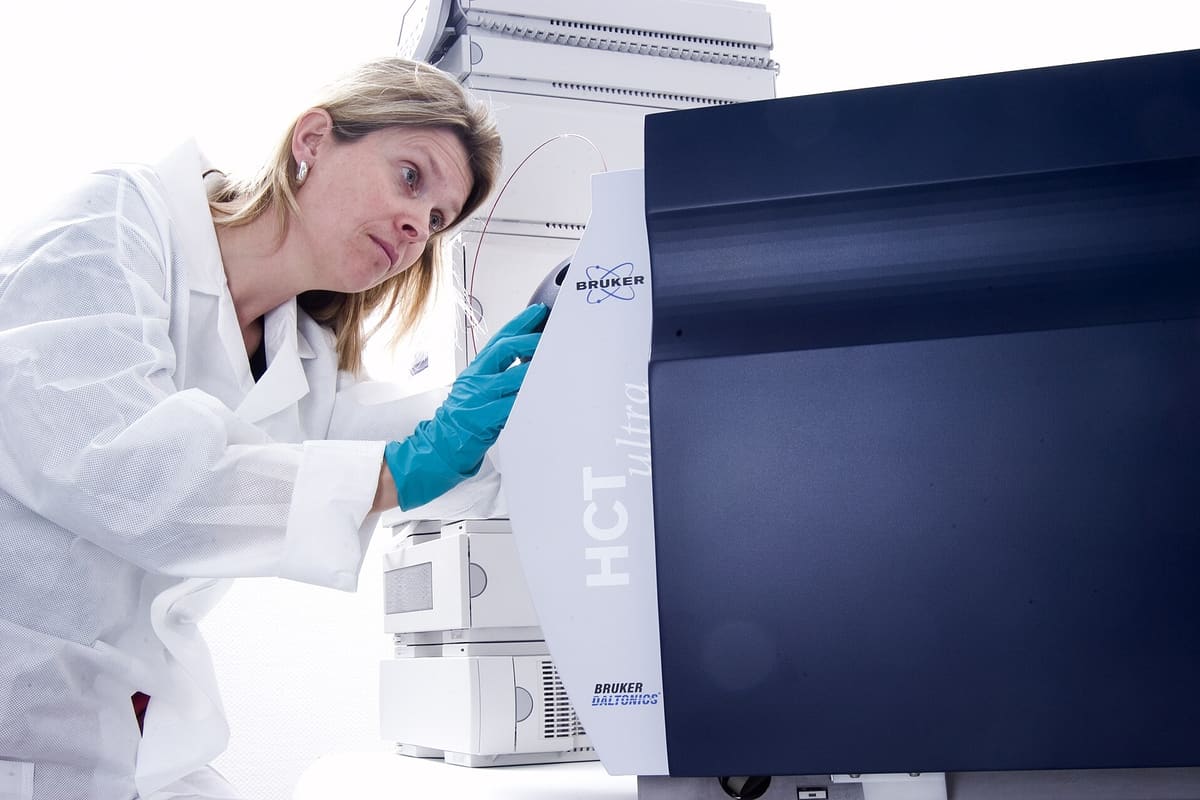 Wissenschaftlerin bedient ein Ionenfallen-Massenspektrometer