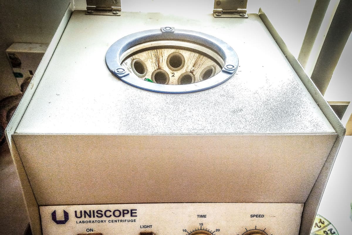 Geöffnete Laborzentrifuge mit Blick auf den bestückten Rotor