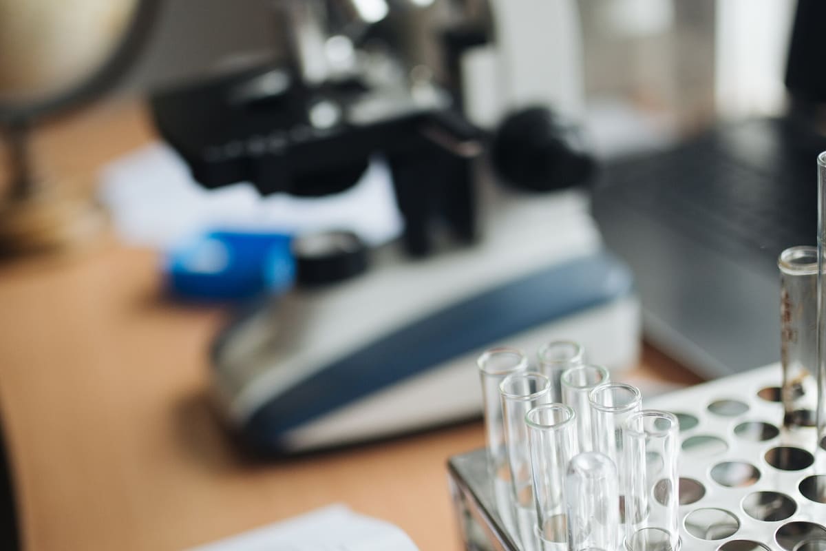Reagenzglasgestell vor einem Chemiebuch