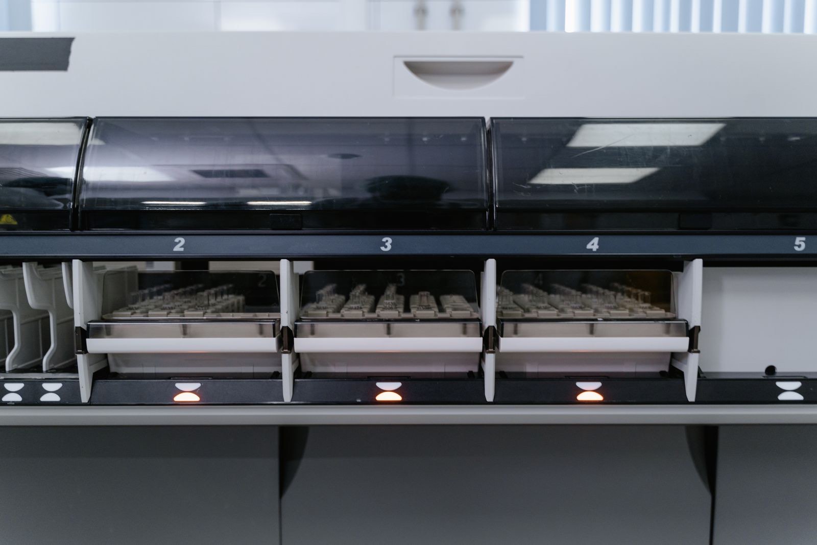 Automatisierter Analysenautomat mit eingesetzten Probenracks